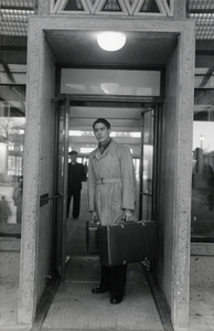 170227 Afbeelding van een treinreiziger in de uitgang (met automatische deuren) van het N.S.-station Enschede te Enschede.